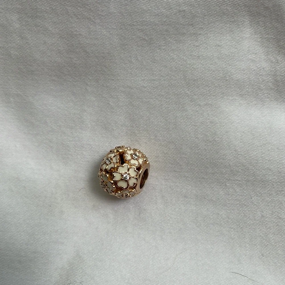 Retired Pandora Rose White Primrose Meadow Charm - Picture 3 of 3